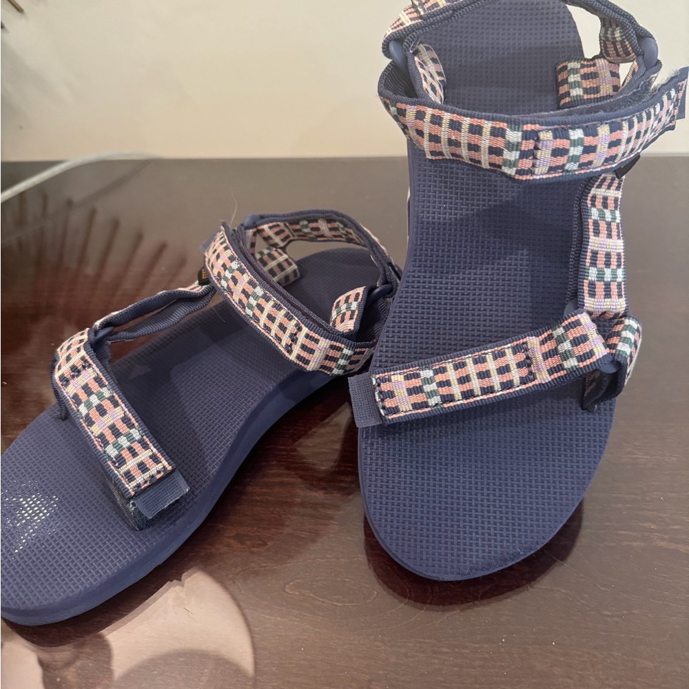 Teva Multicolor blue-pink Strapped Sandals. Water shoe. women’s size 8. Worn 2x